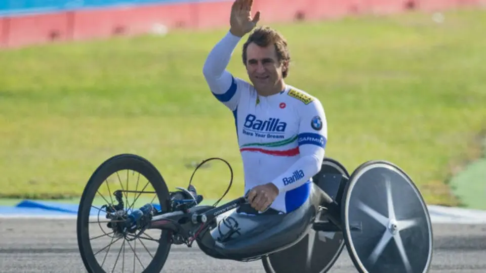 Alex Zanardi: Ve y escucha, pero aún no habla tras accidente en la Toscana