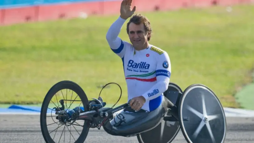 Alex Zanardi: Ve y escucha, pero aún no habla tras accidente en la Toscana