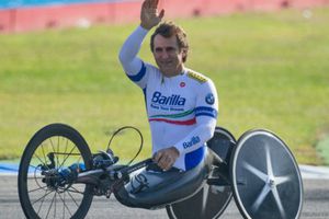 Alex Zanardi: Ve y escucha, pero aún no habla tras accidente en la Toscana