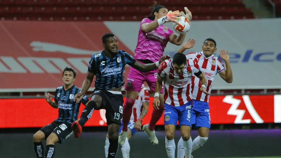 Chivas: Toño Rodríguez cometió grosero error en empate del Querétaro