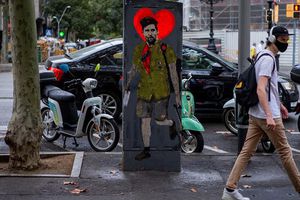 Messi: Arista callejero, TVBoy, honró a Leo con grafiti vestido de 'Che Guevara'
