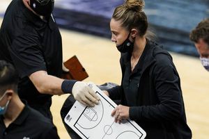 NBA: Becky Hammon se convirtió en la primera mujer en dirigir a un equipo