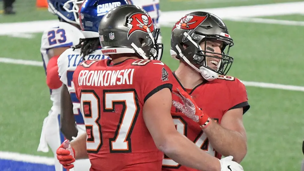 Gronk y Brate celebran un touchdown | AP