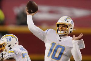 NFL: Chargers cerró temporada con victoria sobre el equipo alterno de Chiefs