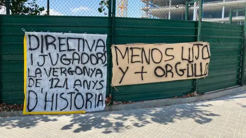 Barcelona: Afición del Barça recibió a jugadores y directiva con pancartas e insultos