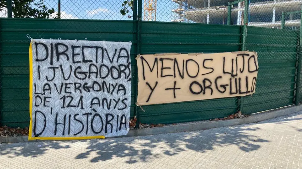 Barcelona: Afición del Barça recibió a jugadores y directiva con pancartas e insultos