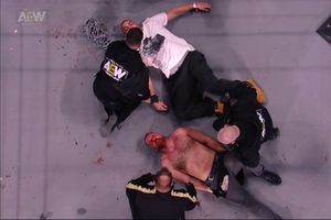 AEW Revolution: Kenny Omega y Jon Moxley protagonizaron brutal 'Death Match'