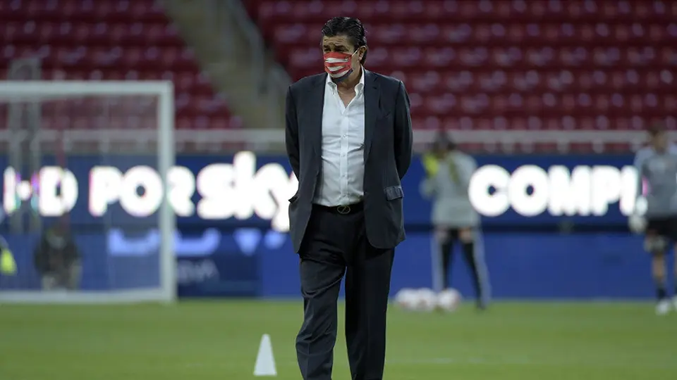 Chivas: Luis Fernando Tena, el positivo por coronavirus previo al Clásico vs América