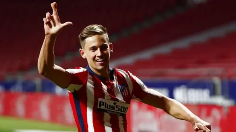 Marcos Llorente mostró su resistencia al frío y se recostó sobre la nieve sin playera