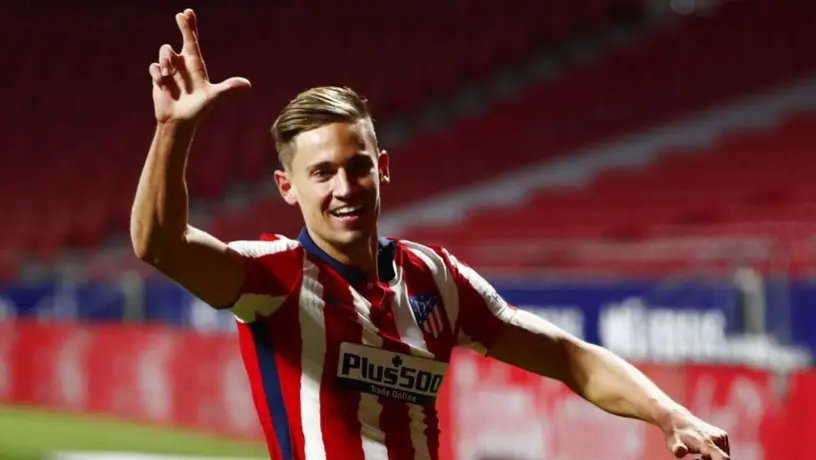 Marcos Llorente mostró su resistencia al frío y se recostó sobre la nieve sin playera