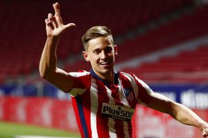 Marcos Llorente mostró su resistencia al frío y se recostó sobre la nieve sin playera