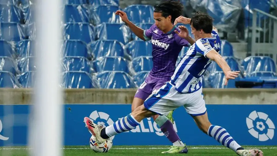 Guardado y Lainez, con minutos en empate de Betis y Real Sociedad