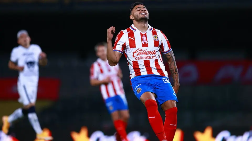 Chivas: Alexis Vega sufrió esguince en el tobillo que lo dejará fuera de la Liguilla