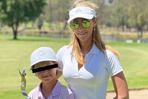 Hijo de Inés Sainz ganó torneo de golf
