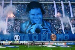 Pablo Escobar: Aficionados muestran tifo del narcotraficante en el futbol polaco