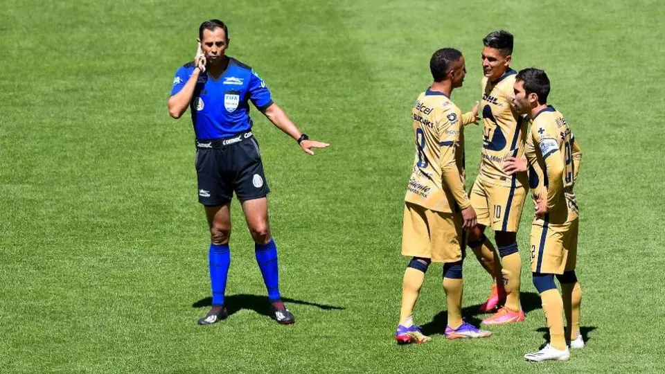 Video: Comentaristas de TUDN se engancharon por polémica arbitral en el Toluca vs Pumas