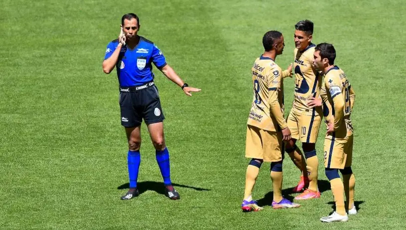 Video: Comentaristas de TUDN se engancharon por polémica arbitral en el Toluca vs Pumas