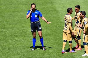 Video: Comentaristas de TUDN se engancharon por polémica arbitral en el Toluca vs Pumas