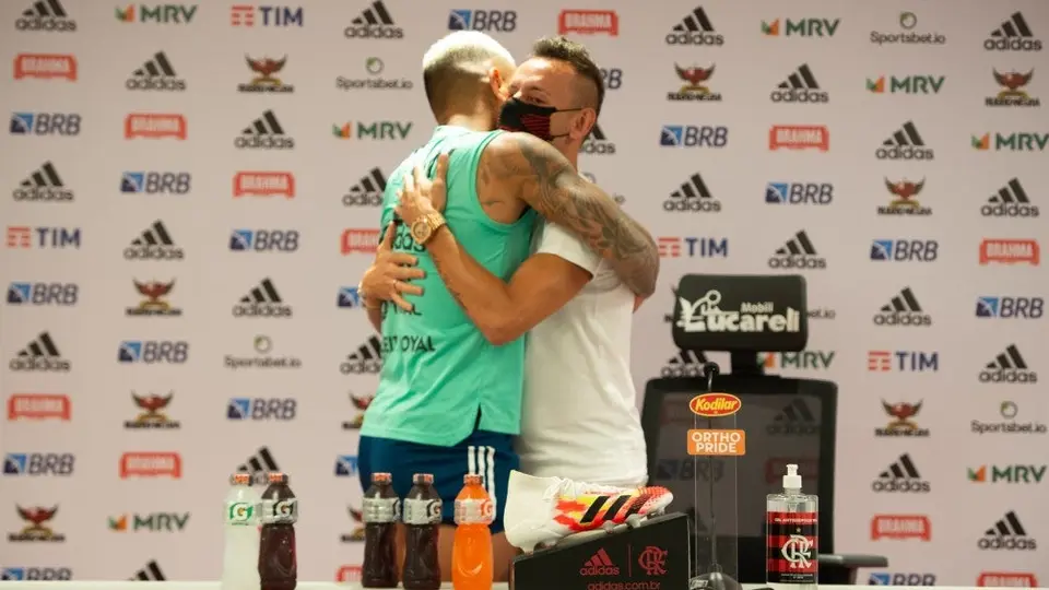 Video: Gabigol interrumpió despedida de Rafinha para darle un emotivo abrazo