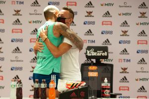 Video: Gabigol interrumpió despedida de Rafinha para darle un emotivo abrazo