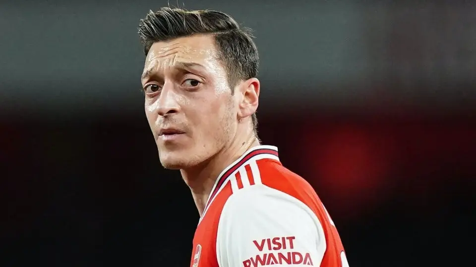Mesut Özil acusó al Arsenal de desleal por no convocarlo para jugar