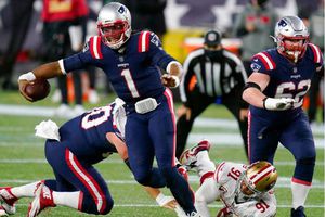 Cam Newton tras ir a la banca en paliza ante 49ers: 'Si sigo jugando así, será un cambio permanente'