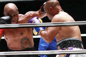 Mike Tyson: Tuvo exitoso regreso en combate ante Roy Jones Jr