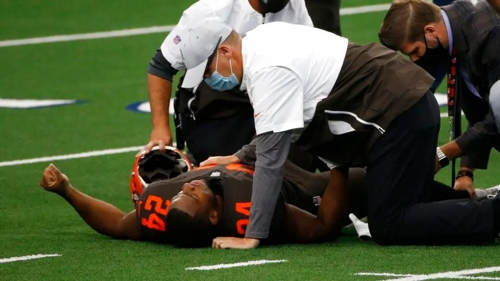 Nick Chubb tuvo que ser atendido l AP