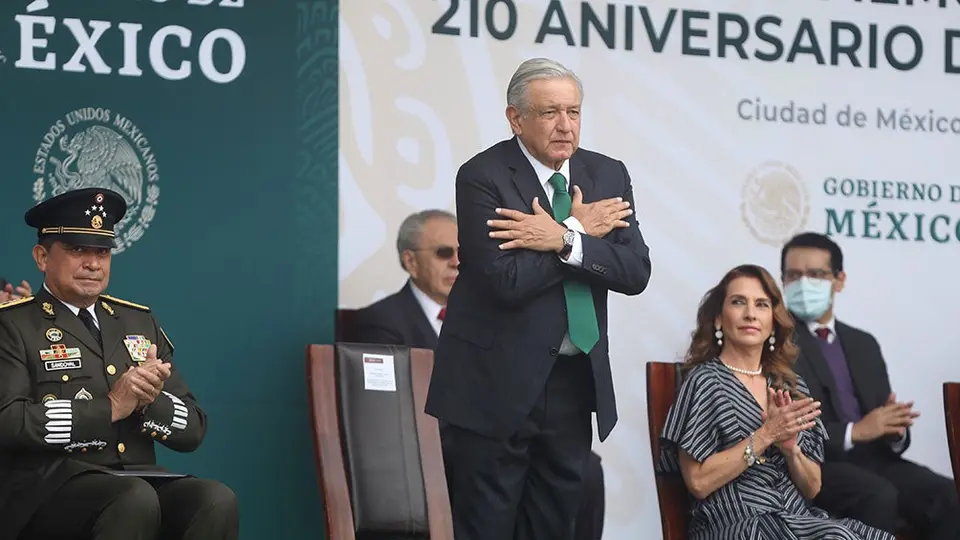 AMLO entregó medallas 'Miguel Hidalgo' en reconocimiento a los profesionales de la salud