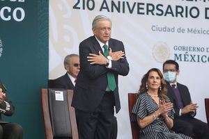 AMLO entregó medallas 'Miguel Hidalgo' en reconocimiento a los profesionales de la salud