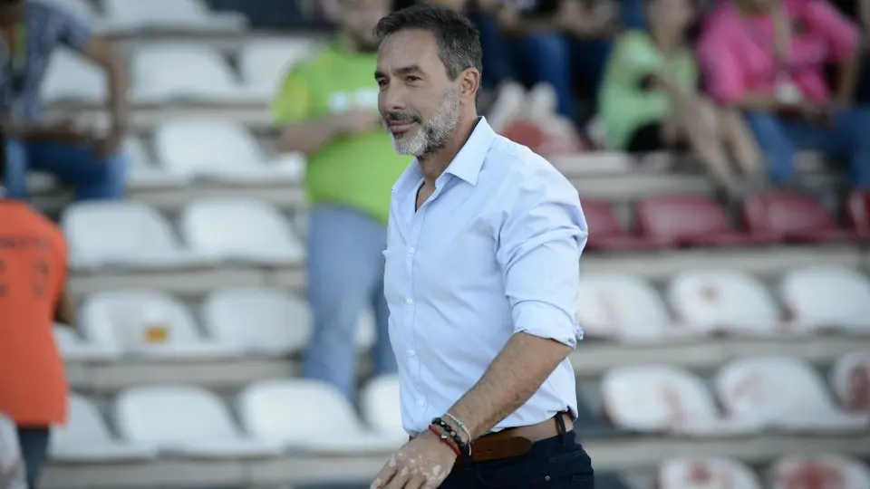 Video: Gustavo Matosas dio lecciones de técnica y se puso a dominar el balón