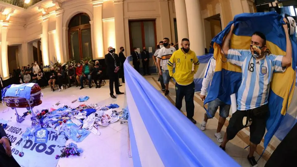 Maradona: Miles de aficionados le dieron el último adiós al Pelusa