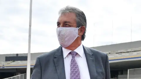 Tomás Boy lució un cubrebocas del Santo en el partido entre Pumas y Mazatlán