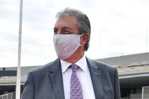 Tomás Boy lució un cubrebocas del Santo en el partido entre Pumas y Mazatlán