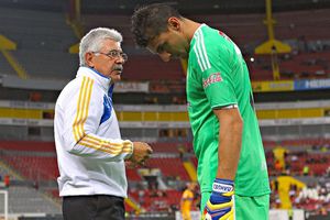 Video: Tuca Ferretti se la 'mentó' a Nahuel Guzmán en vuelo a Qatar