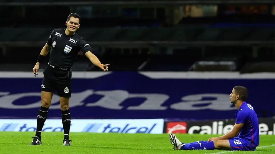 Cruz Azul: Comisión de Arbitraje respaldó a Pérez Durán por no marcar penalti en Clásico Joven