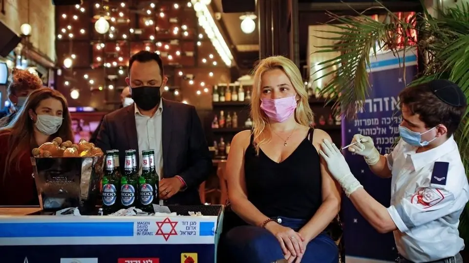 Coronavirus: Bar en Israel ofreció bebidas gratis a personas que se vacunen dentro del local