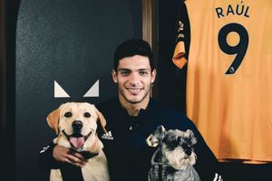 Raúl Jiménez: Grupo inglés celebró su renovación con los Wolves, modificando su canto