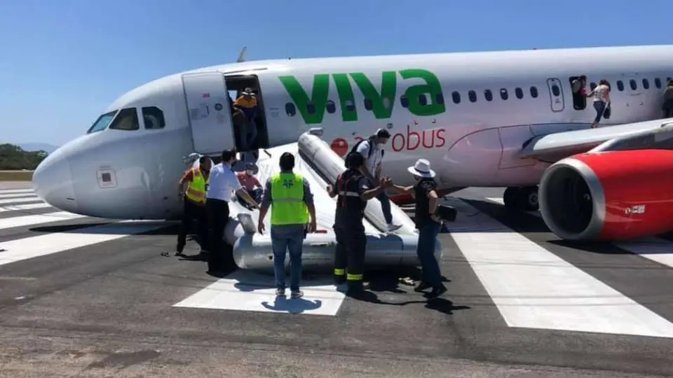 Avión de Viva Aerobus colapsó antes de despegar en Puerto Vallarta
