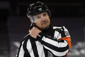 NHL: Árbitro de la liga fue suspendido de por vida tras querer castigar a un equipo indebidamente