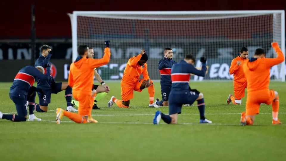 PSG vs Istanbul: Árbitros y jugadores se unieron en gesto solidario contra el racismo