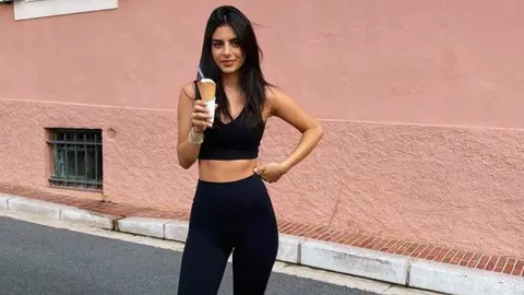 Hijastra de Cesc Fàbregas comenzó su carrera como youtuber