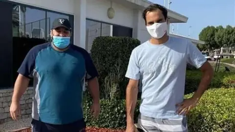 Video: Así reaccionó Federer luego de que un fan le pidiera una foto con cubrebocas mal puesto