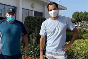 Video: Así reaccionó Federer luego de que un fan le pidiera una foto con cubrebocas mal puesto