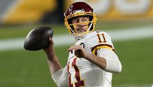 Alex Smith: Esposa del QB de Washington le hizo un trofeo con el soporte de su pierna operada