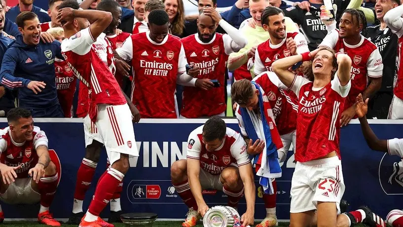 Arsenal: A Aubameyang se le cayó el trofeo de la FA Cup tras vencer a Chelsea
