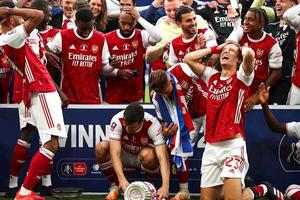 Arsenal: A Aubameyang se le cayó el trofeo de la FA Cup tras vencer a Chelsea