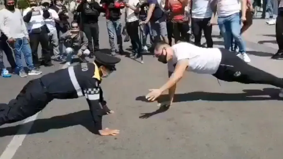 Video: Policía de CDMX venció a ciudadano en reto de lagartijas
