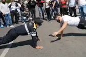 Video: Policía de CDMX venció a ciudadano en reto de lagartijas