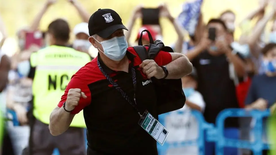 VIDEO: Vasco Aguirre fue ovacionado por afición del Leganés tras descenso